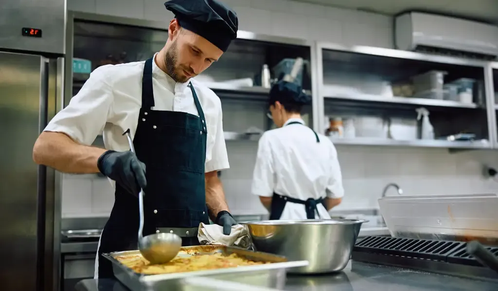 Chef profesional impartiendo clase técnica